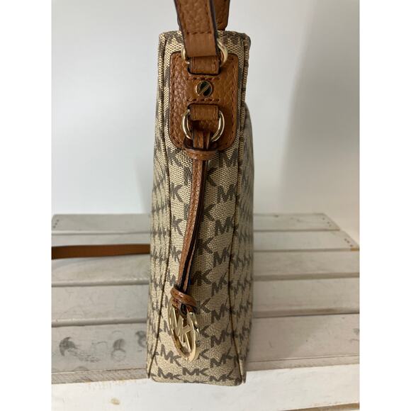 MICHAEL KORS MEDIUM SAFFIANO LEATHER SIGNATURE CROSSBODY BAG - Picture 6 of 16